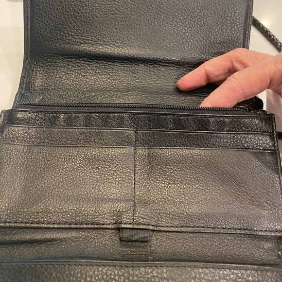 ☀️Host Pick☀️ EUC Brighton Black Leather & Croc Embossed Shoulder WOC - Picture 9 of 15